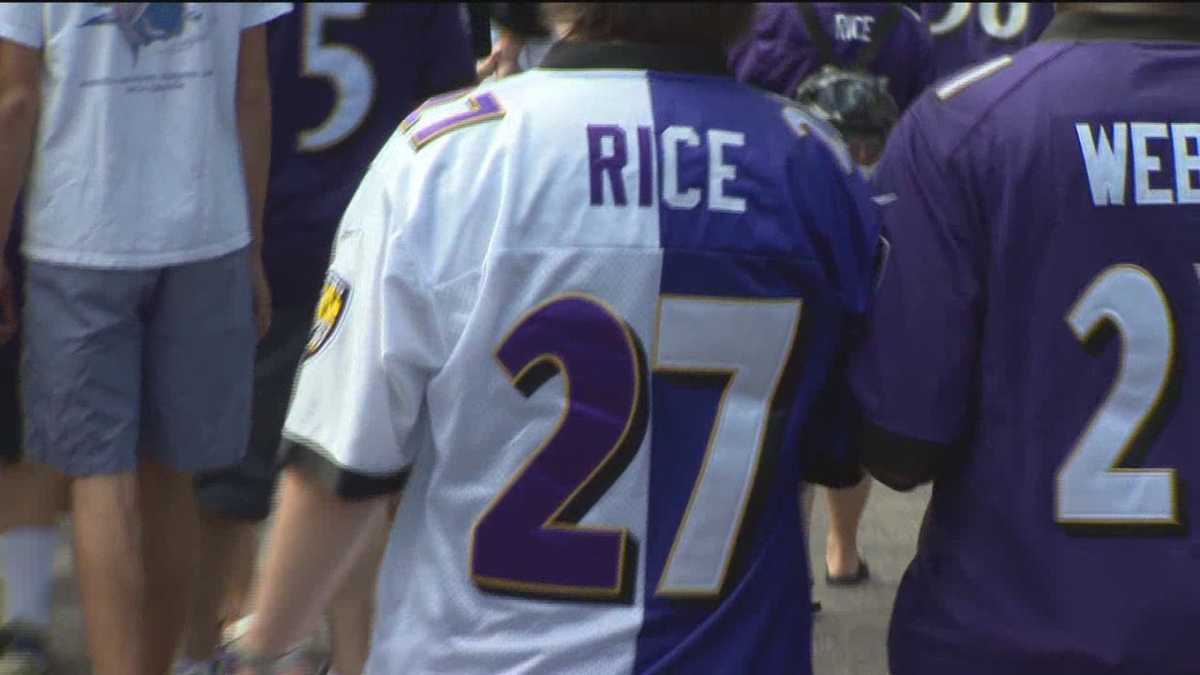 Baltimore Ravens fans wearing Ray Rice jerseys