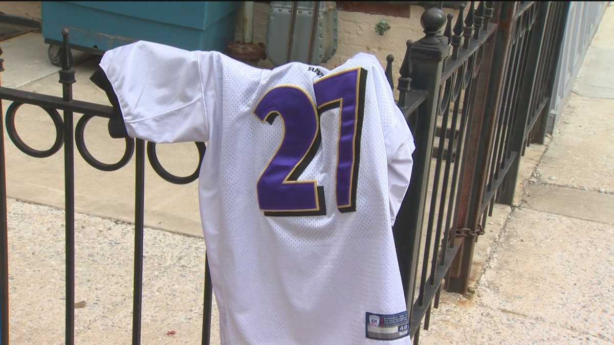 Baltimore Ravens fans wearing Ray Rice jerseys