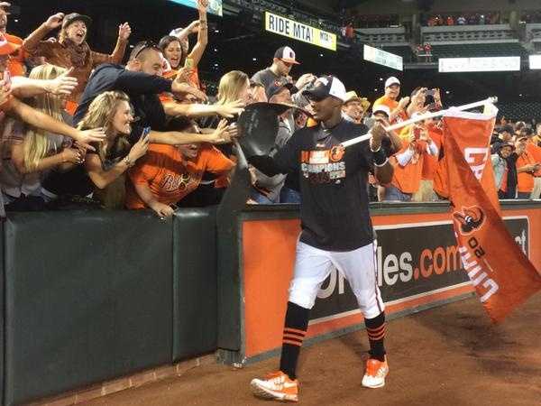 Jones celebrates with O's fans after clinching East 