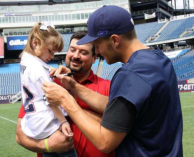 Tom Brady greets, hugs 8-year-old cancer patient from Maine