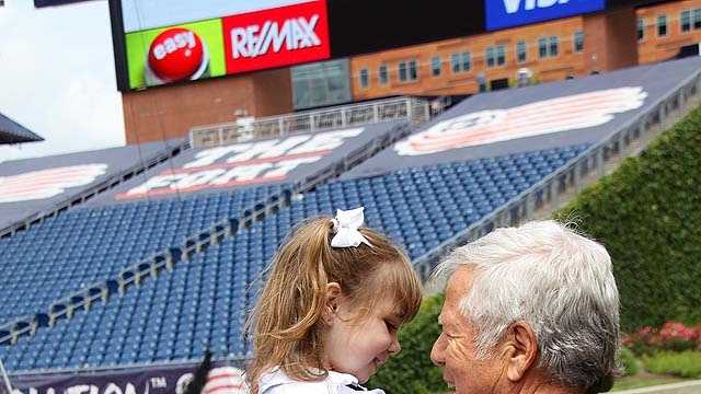 Tom Brady greets, hugs 8-year-old cancer patient from Maine