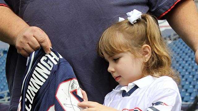 Tom Brady greets, hugs 8-year-old cancer patient from Maine