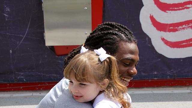 Tom Brady greets, hugs 8-year-old cancer patient from Maine