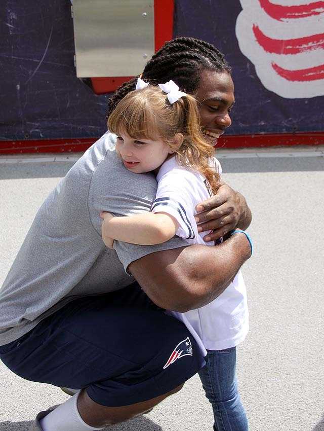 Tom Brady greets, hugs 8-year-old cancer patient from Maine