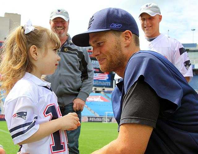 Tom Brady greets, hugs 8-year-old cancer patient from Maine