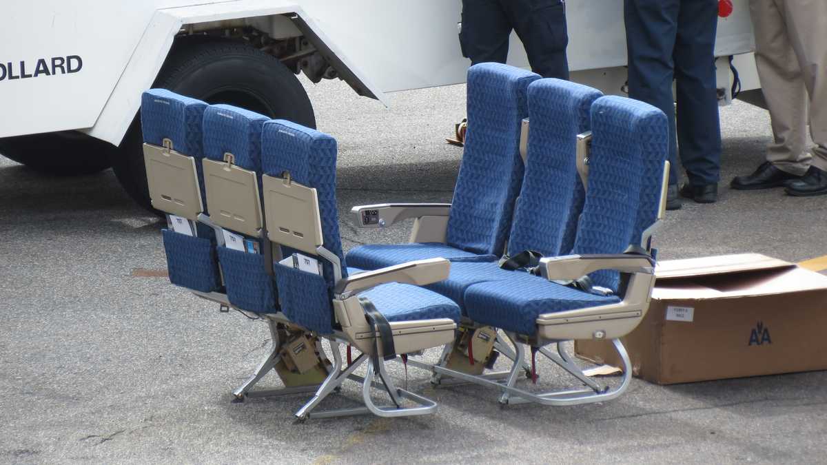 gids Proportioneel Verbinding verbroken In Photos: American Airlines Boeing 757 seats on Logan Airport tarmac