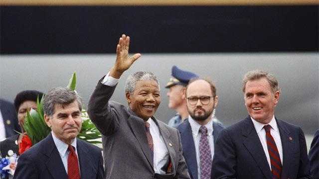Boston Mayor Ray Flynn (R) and Gov. Michael Dukakis (L) greet Nelson Mandela on his arrival in Boston, June 23, 1990.