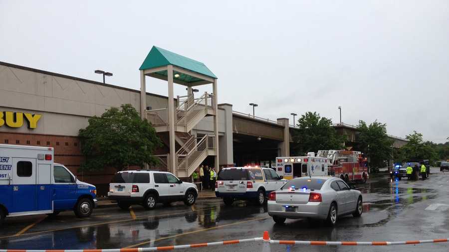 Bomb squad called after pressure cooker found at mall