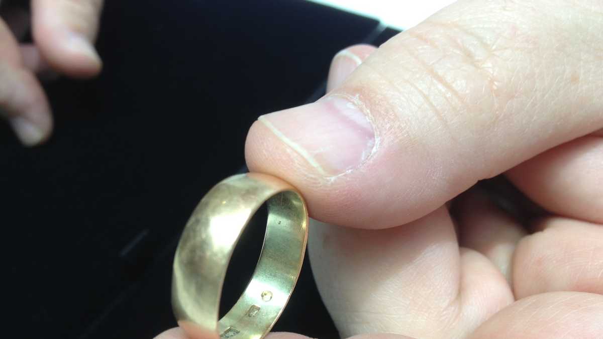 Oswald Wedding Ring Sells For 108 000 In Boston