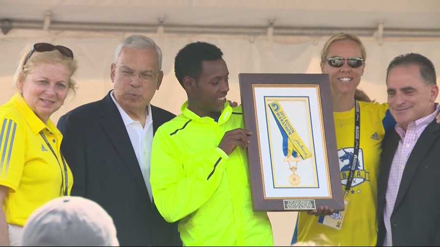 Lelisa Desisa presents his 2013 medal to Mayor Tom Menino at a ceremony on the Boston Common.