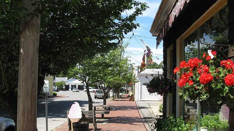  #2 In South Duxbury, the median income for men is $134,091.  For women, it is $30,357.  That is a difference of $103,374.