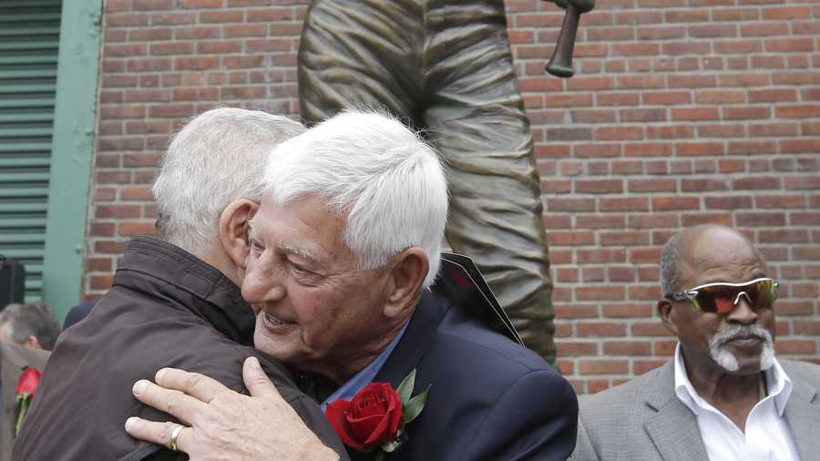 Red Sox honor Carl Yastrzemski with statue