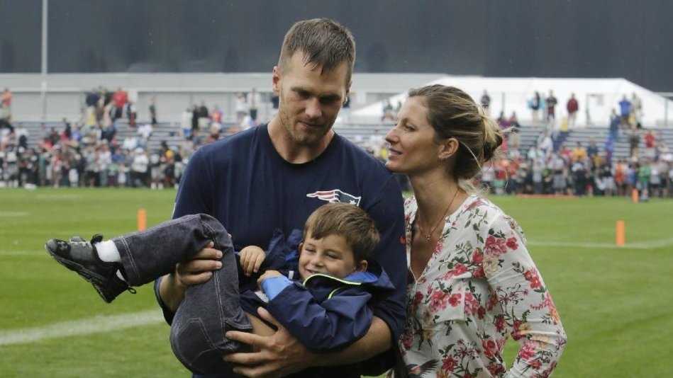 Tom Brady and Gisele Bundchen dressed up as the Cowardly Lion and