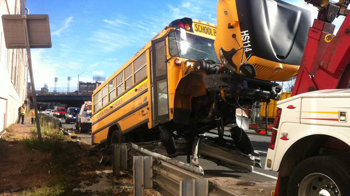 Driver, students injured in Pike school bus crash