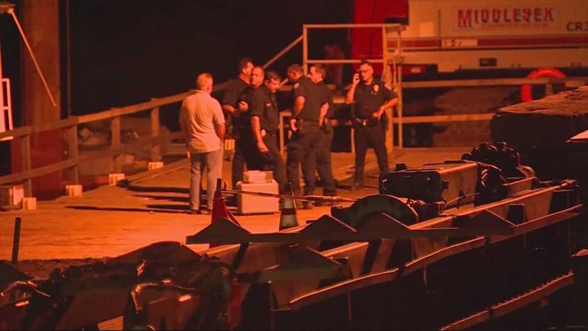 4 hurt when boat crashes into bridge