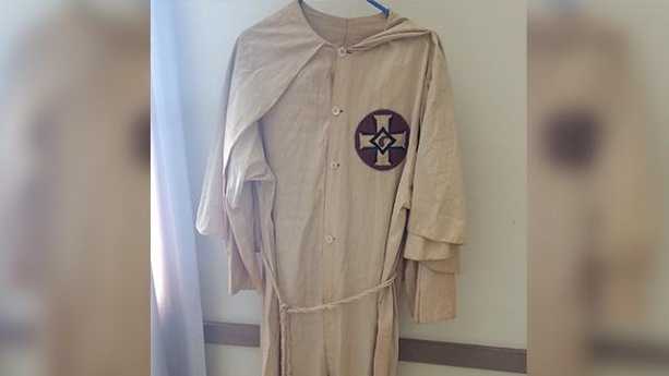 KKK robe sells for $375 at auction Bidding lasts 30 seconds, buyer