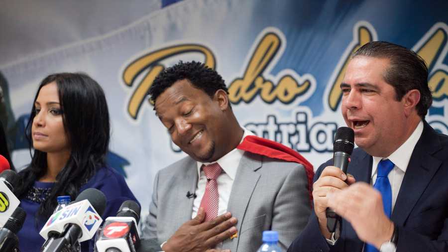 Santo Domingo, Dominican Republic. 10th Jan, 2015. Dominican baseball  player Pedro Martinez (R) and his wife Carolina Cruz take part in a press  conference after his arrival to the Las Americas airport