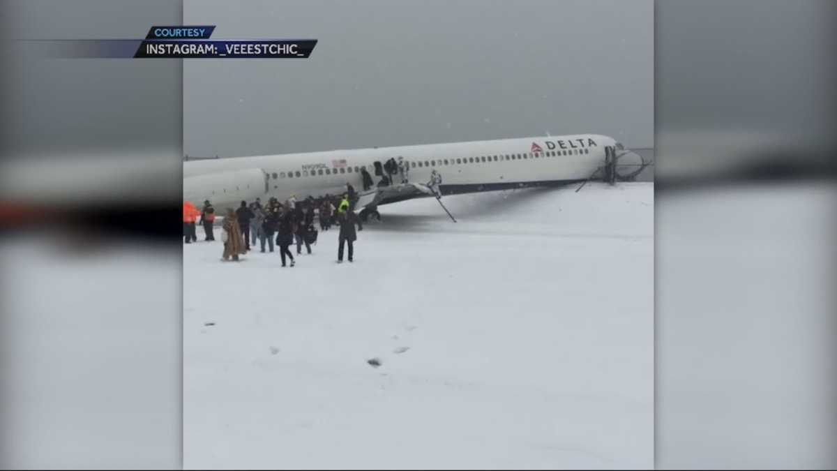 Plane skids off LaGuardia runway, slams into fence