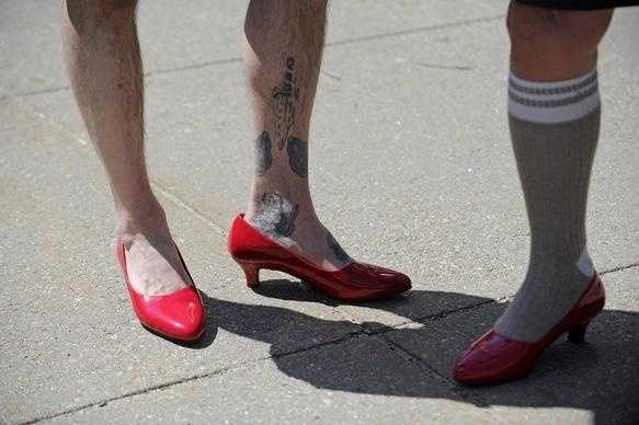 men wearing womens high heels