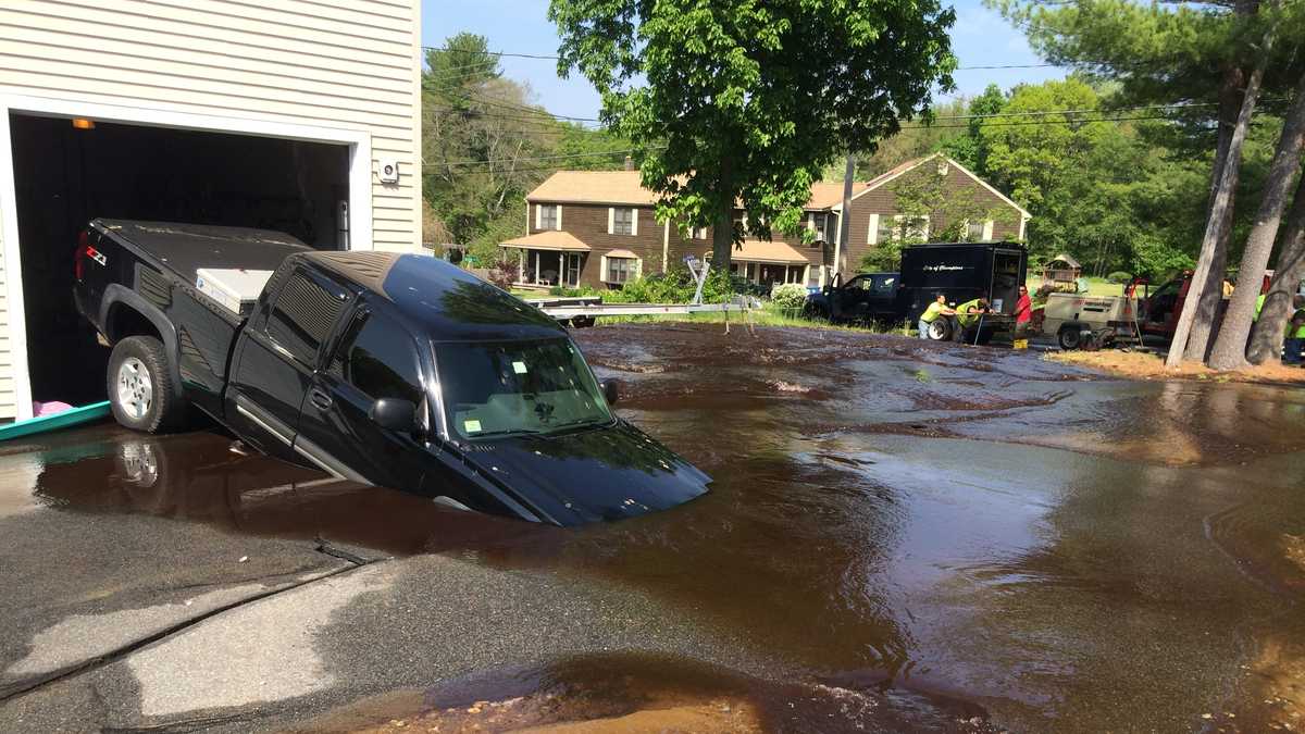 Water floods neighborhoods after main break