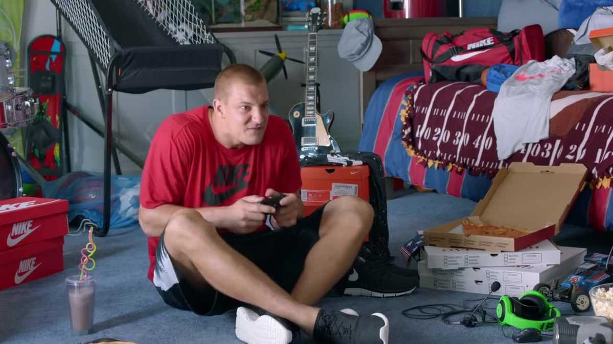 Gronk plays big kid in new commercial
