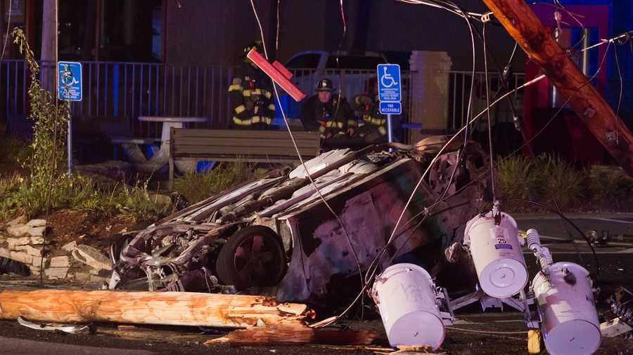 2 dead after fiery car crash Sunday morning