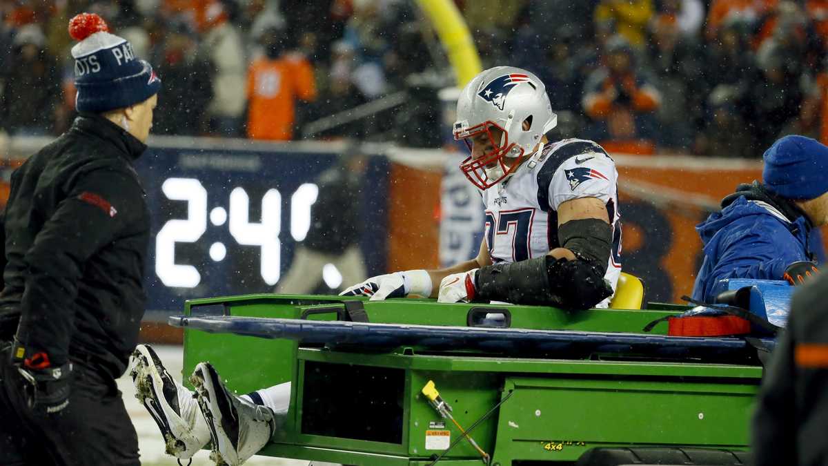 Gronkowski returns as Patriots clinch playoff berth, take over No