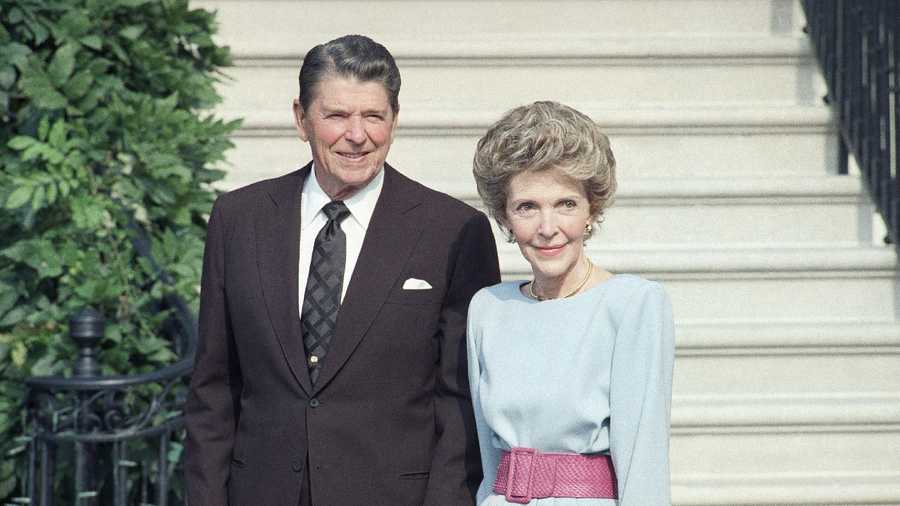 U.S. President Ronald Reagan and his wife Nancy Reagan in 1986 at the White House. 