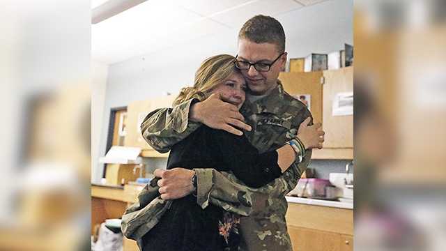 Soldier Returns Home Surprises Sister During One Of Her Classes 7393