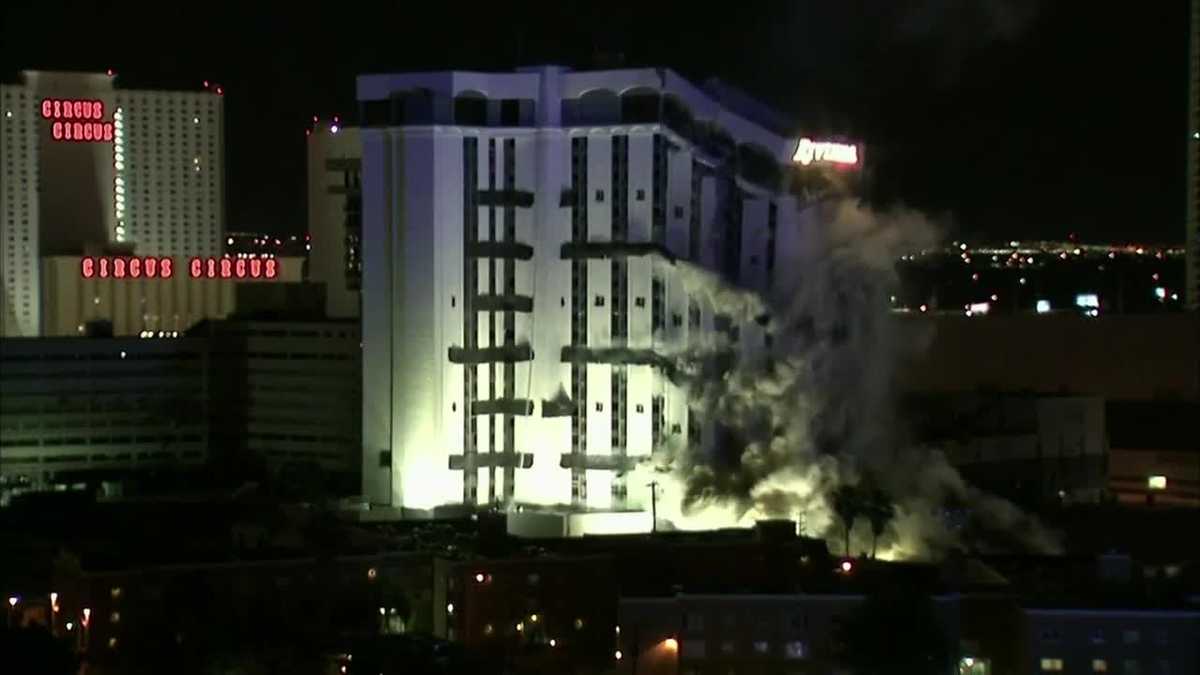 Video: Implosion levels tower of Riviera casino in Las Vegas