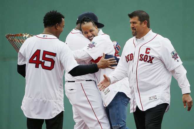 David Ortiz surprised 3 young fans with a big hug during his HR