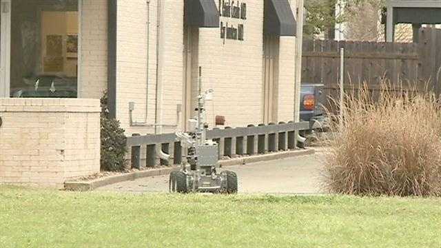 Images Police Evacuate Area Near Bank In Mid City Suspicious