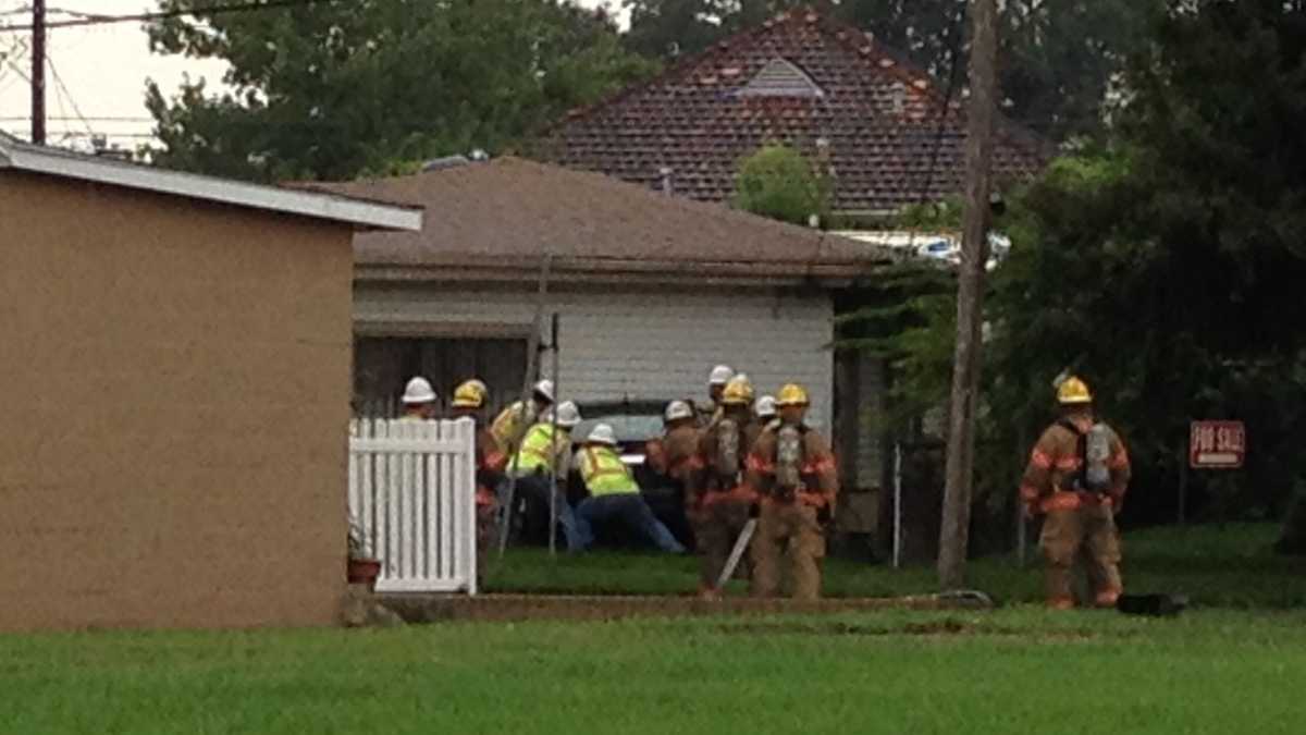 Car crashes into Metairie home
