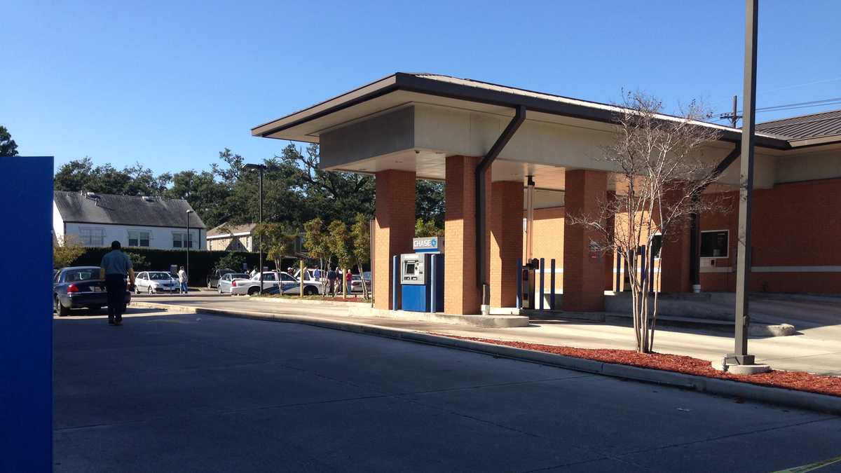 Images 1 killed in shooting near Carrollton bank