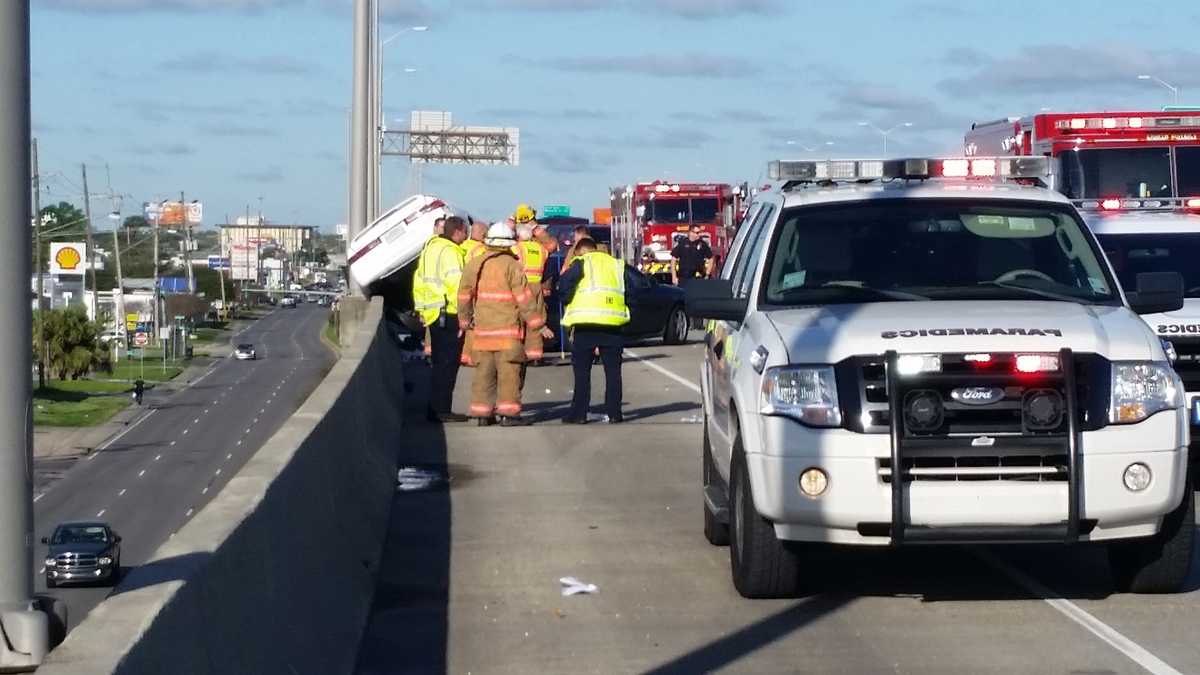 Minor injuries reported multivehicle crash on Westbank Expressway