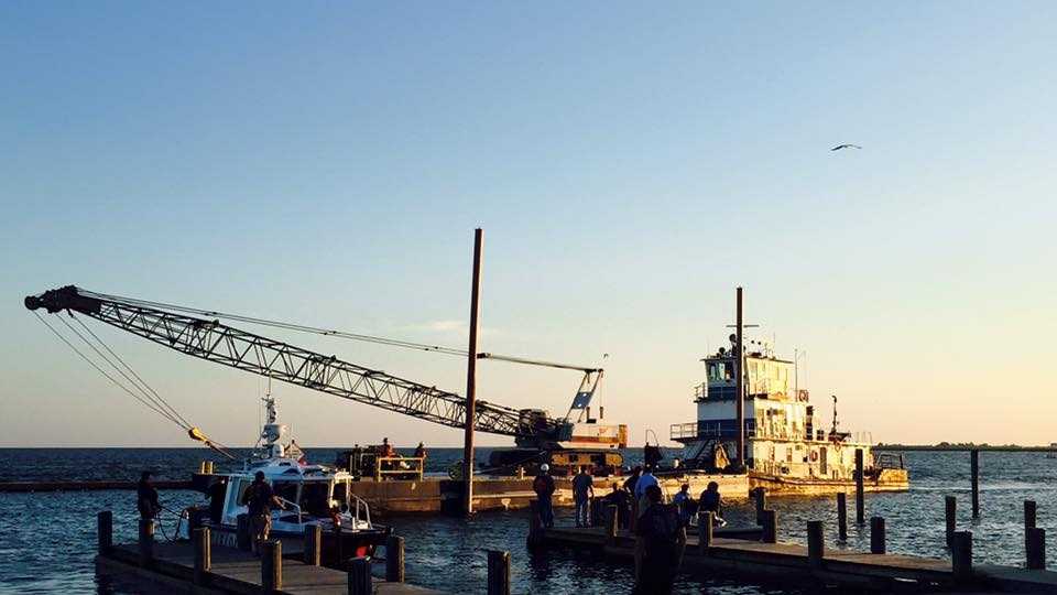 PHOTOS Crews pull wreckage from plane crash in Lake Pontchartrain