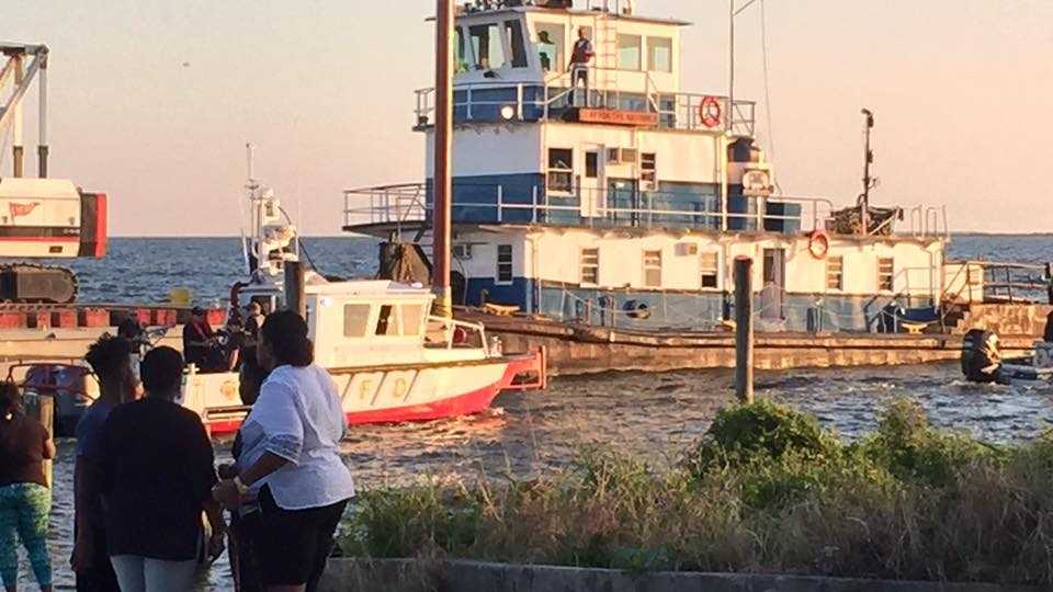 PHOTOS Crews pull wreckage from plane crash in Lake Pontchartrain