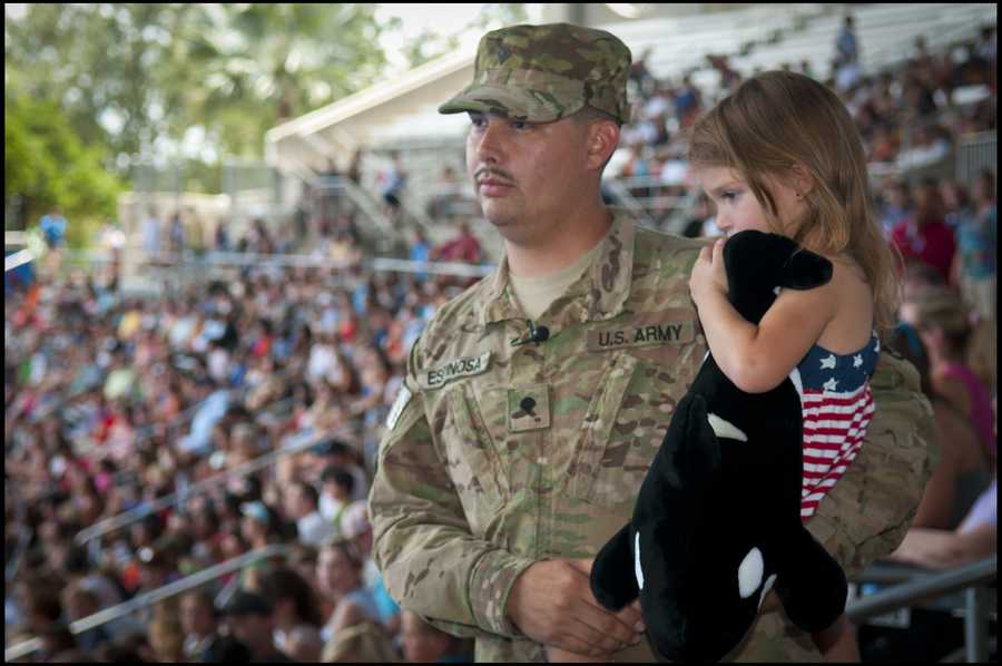 Photos Military Father Surprises Daughter With Homecoming At Seaworld