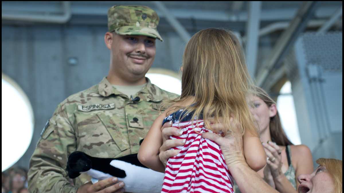 Photos: Military Father Surprises Daughter With Homecoming At Seaworld