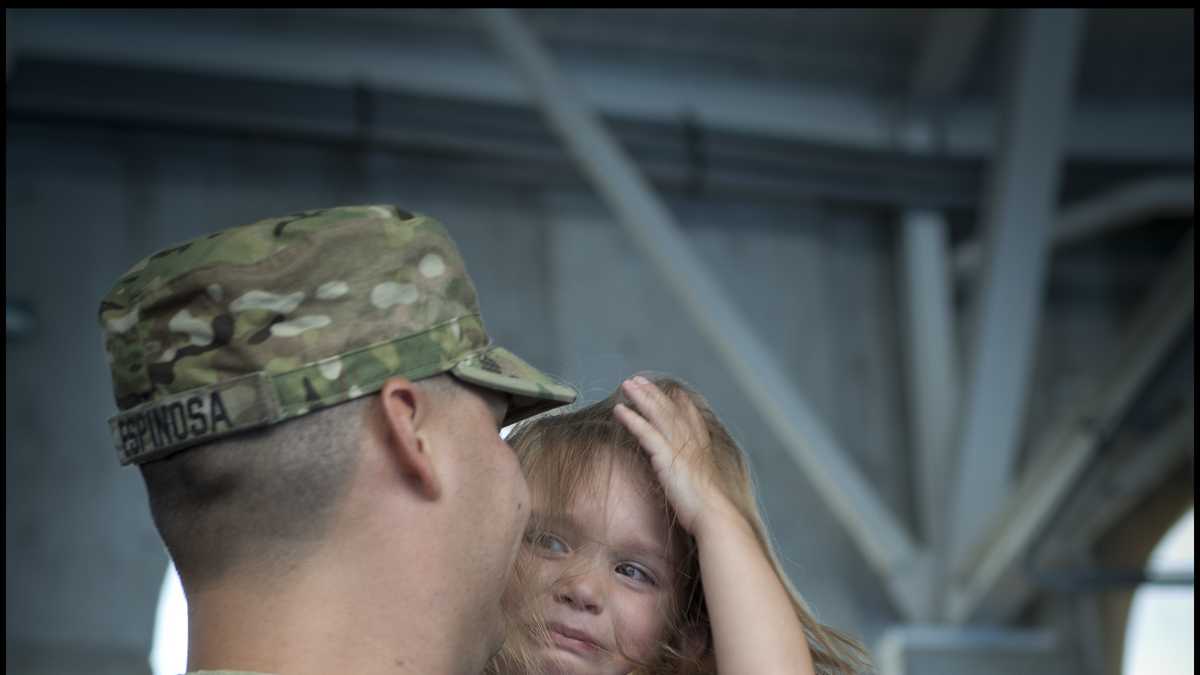 Photos Military Father Surprises Daughter With Homecoming At Seaworld