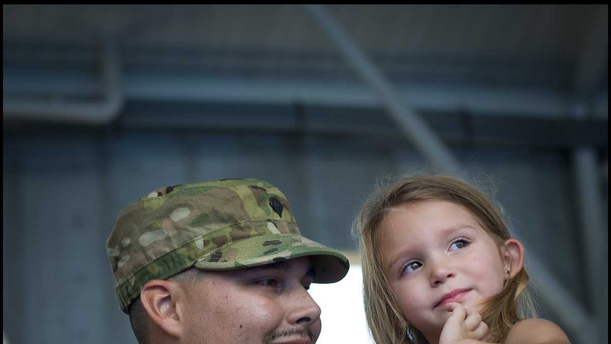 Photos Military Father Surprises Daughter With Homecoming At Seaworld