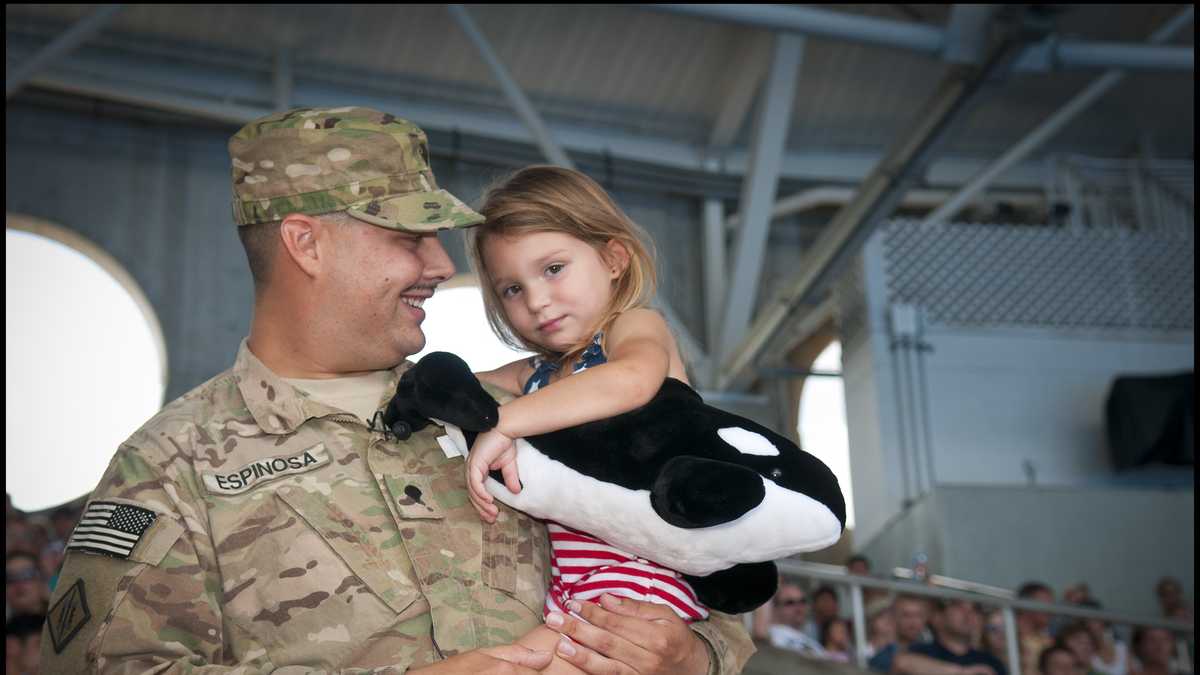 Military Father Surprises Daughter With Homecoming At Seaworld