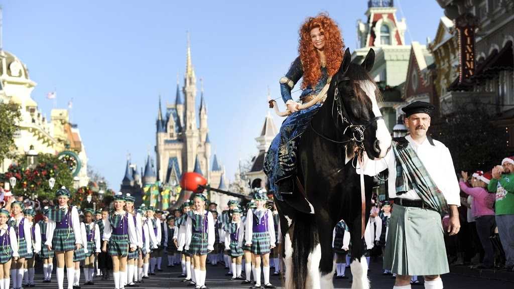 Photos Stars appear at Disney for Christmas Day parade taping
