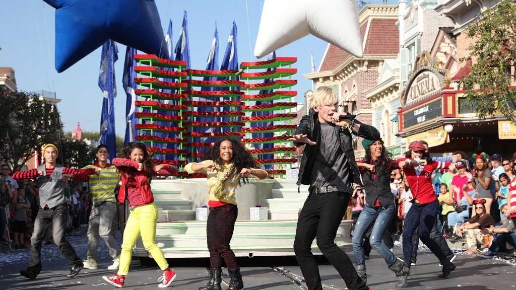 Photos: Stars appear at Disney for Christmas Day parade taping