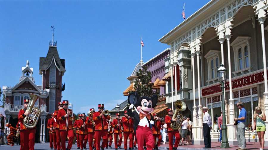 in-pictures-parades-of-walt-disney-world-past