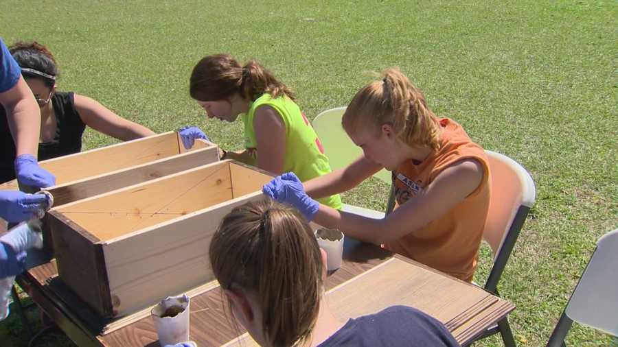 Spring break evokes images of the beach, partying, maybe even a cruise, but a group of college students from Ohio is spending their spring break in Orlando building caskets.