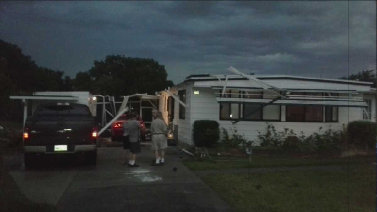 Storm rips off roof of mobile home in Zellwood