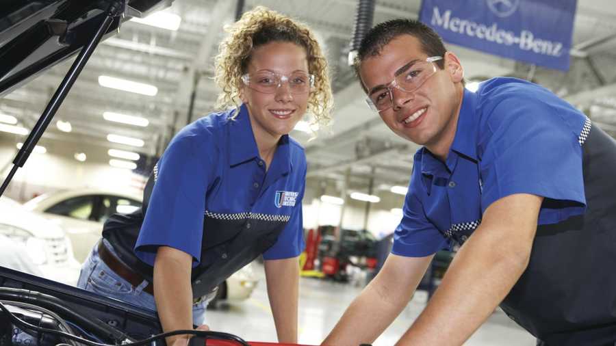 Students from Universal Technical Institute of Orlando work on mechanical training.