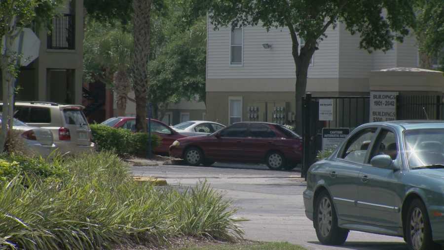 A man exposed himself to four young girls who were walking to school on Friday, according to Orange County public school officials. Matt Grant (@MattGrantWESH) has the story.