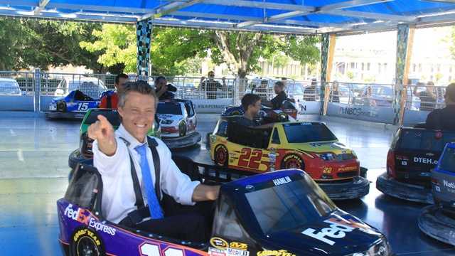 photos-wesh-2-anchors-race-in-nascar-bumper-cars